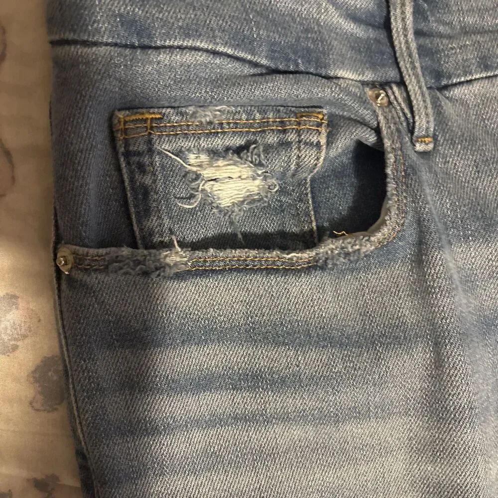 Good American Women’s Light Wash Distressed Jeans Size 15 Style GCC802T 1352